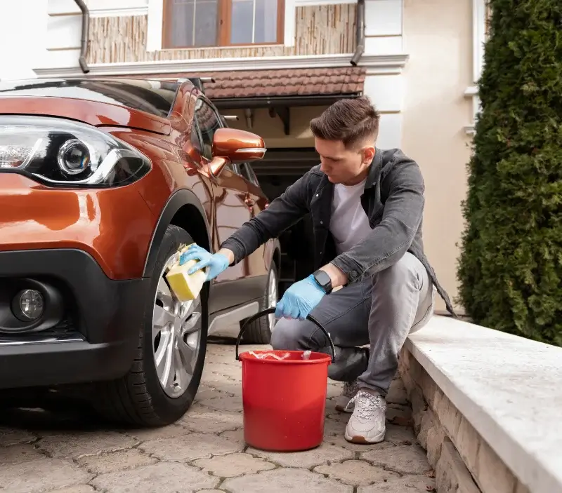 Lavage auto à domicile Le Burgaud : professionnel intervenant sur un véhicule